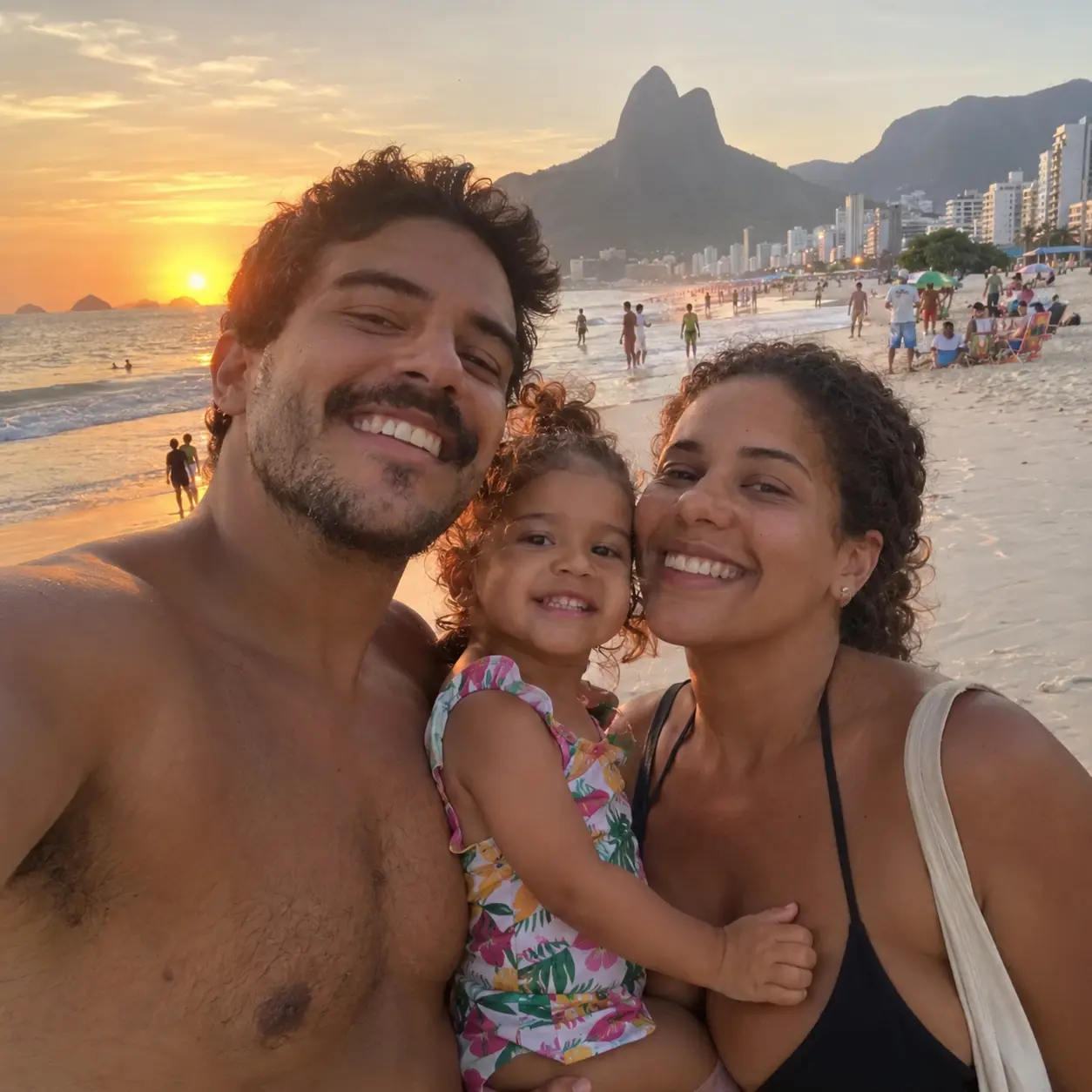 Família sorrindo na praia no Rio de Janeiro
